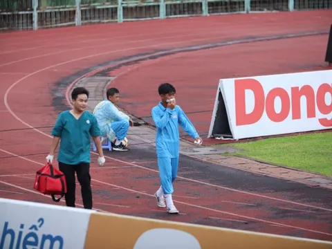 Cậu bé nhặt bóng chấn thương vì bảng quảng cáo đè trúng mặt