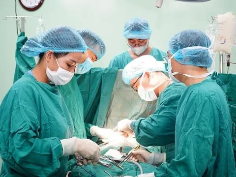 Báo động đỏ toàn viện, cứu sống bé gần 4 tuổi bị vỡ tim