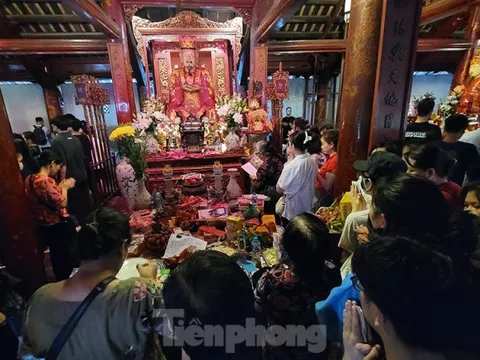 Nghìn sĩ tử đội mưa thắp hương cầu may ở Văn Miếu trước kỳ thi tốt nghiệp THPT 2023