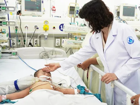 Báo động bệnh tay chân miệng lây từ người lớn cho trẻ nhỏ