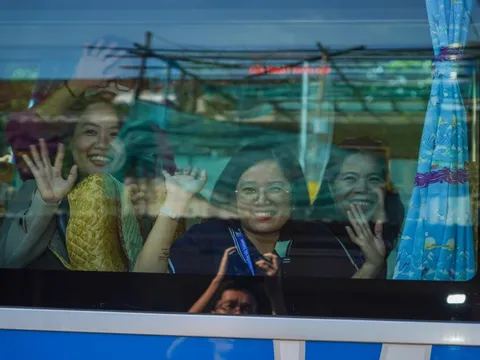 Thi tốt nghiệp THPT 2023: Giảng viên 'tay xách, nách mang' lên đường làm nhiệm vụ