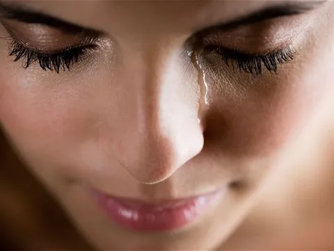 Vợ khóc nức nở mỗi lần gặp cháu gái và sự thật chết lặng không người chồng nào muốn biết