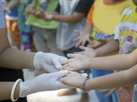 Nhiều trẻ mắc bệnh tay chân miệng nặng ở miền Bắc