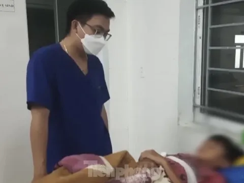 Bó nguyên con gà vào chân để chữa gãy xương