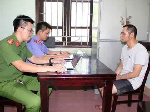 Đối tượng vận chuyển ma túy dùng dao chống trả công an