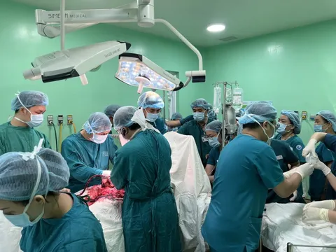 Thai phụ chết lâm sàng vì vỡ tử cung, phẫu thuật hút 3 lít máu từ ổ bụng