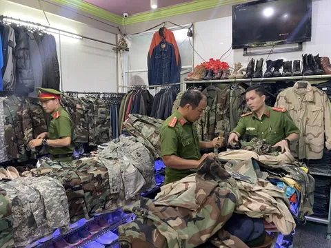 Thu giữ nhiều quân phục rằn ri cũ nghi nhập lậu