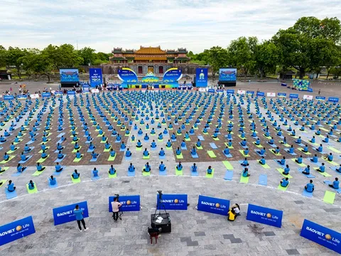 Độc lạ màn đồng diễn Yoga xếp hình chiếc khánh