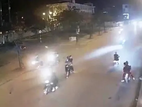 Hai nhóm thanh niên rượt đuổi, hỗn chiến trên đường vì bị đạp vào xe máy