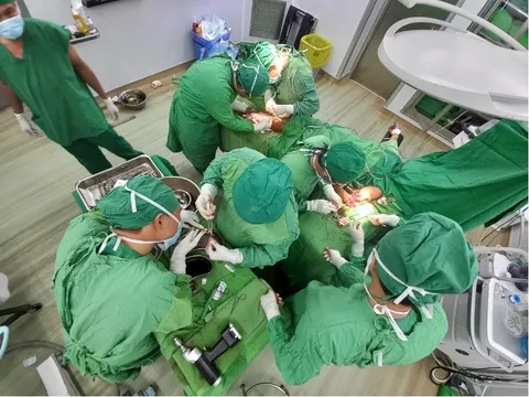 Người đàn ông bị máy cưa nghiền nát tay trái