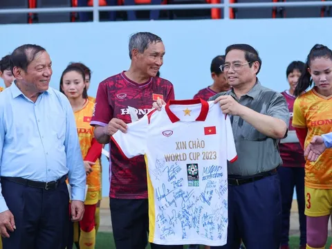 ‘Tới World Cup, những cô gái kim cương hãy phát huy phẩm chất người Việt’