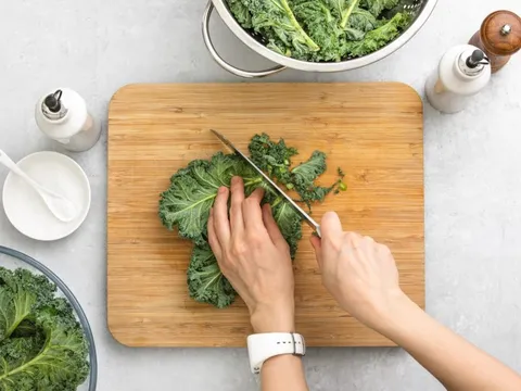 Chuyên gia sốc vì phát hiện hóa chất cực độc trong cải xoăn