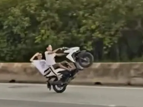 Xử lý nhóm 'tổ lái' bốc đầu xe máy trên quốc lộ