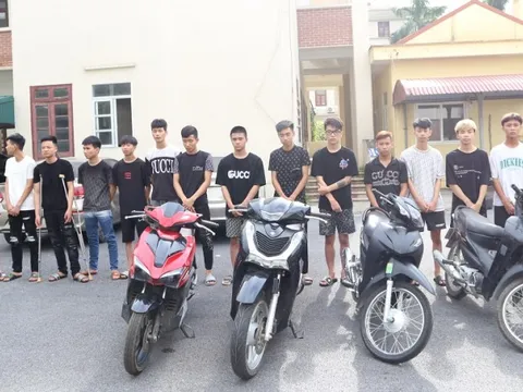 Tìm đối thủ hỗn chiến, nhóm thanh thiếu niên đánh luôn người đi đường