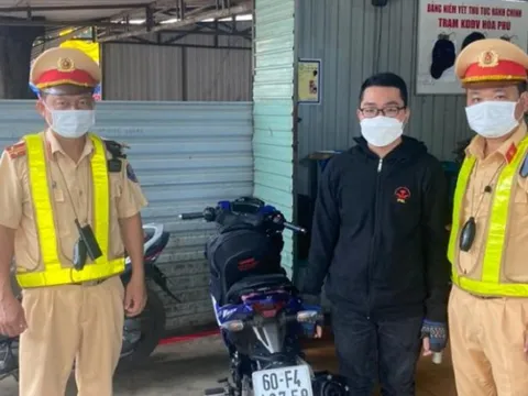 Trình Chứng minh Công an nhân dân giả để xin bỏ qua lỗi vi phạm giao thông