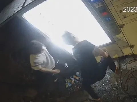 Loạt máy bán hàng tự động bị đập kính, trộm nước giải khát