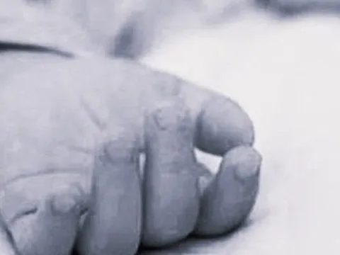 Bé trai sinh năm 2022 tử vong, khởi tố người giữ trẻ