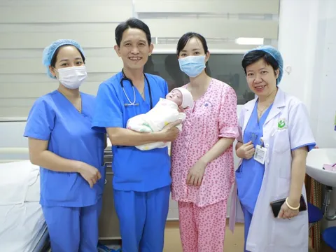 Nuôi thành công bé chào đời nặng 4 lạng