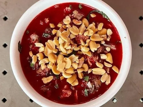 Gia đình 7 người cùng nhập viện nghi do ăn tiết canh bò