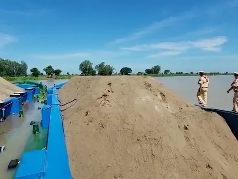 Công an bắt quả tang 3 sà lan chở 1.000m3 cát không rõ nguồn gốc