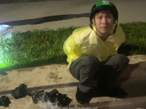 Tạm giữ hai đối tượng mang 4 khẩu súng đi bán