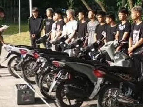 HÌNH SỰ: Nhóm thanh thiếu niên đi xe tốc độ cao, mang dao đâm người đi đường