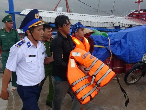 Bắt đối tượng truy nã trốn trên tàu cá