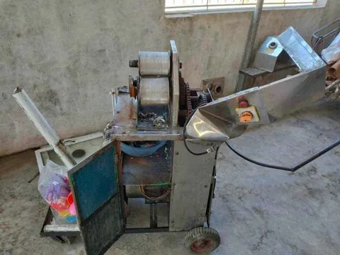 Bé gái 4 tuổi bị máy ép nước mía cán nát bàn tay