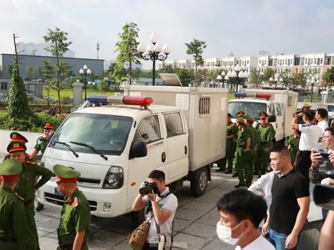 Xét xử vụ chuyến bay giải cứu: Hàng trăm người túc trực ngoài cửa tòa án, an ninh thắt chặt