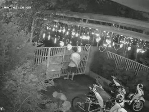 Vừa mở cổng nhà, người đàn ông bị hàng xóm đánh tới tấp