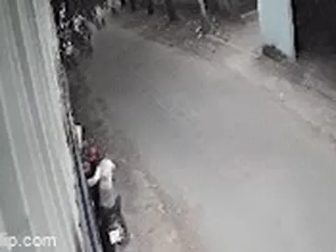 Đuổi theo tên cướp giật, người đàn ông bị kéo ngã nhào