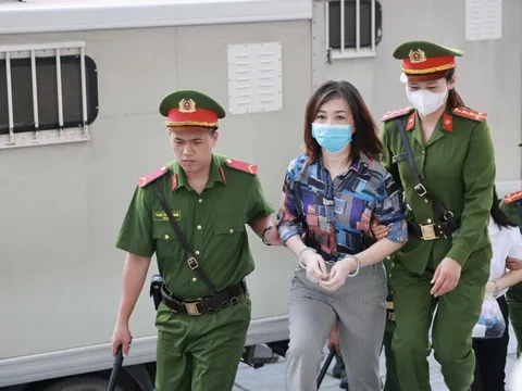 Nữ giám đốc tố bị đe dọa ‘nếu không gặp thì cho xong đời…’