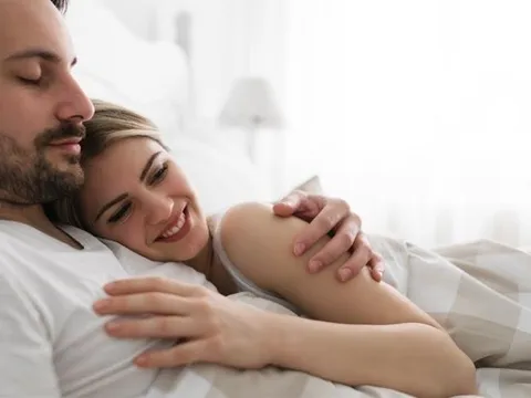 Chồng không thể ngờ vợ trẻ cặp bồ với anh kết nghĩa cũng là sếp trực tiếp của mình