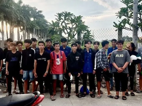 Chặn nhóm thanh thiếu niên tụ tập đua xe