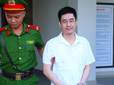 Có người nhìn thấy cựu điều tra viên cầm túi đựng tiền ra khỏi nhà nguyên Thiếu tướng