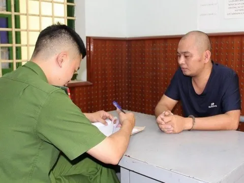 Đặt mua giấy tờ xe giả trên mạng để mang ô tô đã 'cắm' ngân hàng đi cầm đồ