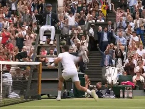 Djokovic nổi điên, đập gãy đôi vợt sau khi mất điểm trước Carlos Alcaraz
