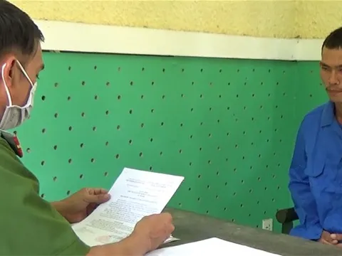 Gã đàn ông nhẫn tâm châm cao su đốt con riêng 2 tuổi của vợ