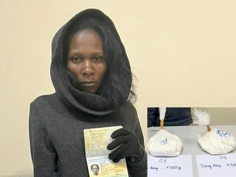 Người phụ nữ nước ngoài mang 2,3 kg cocain qua sân bay Tân Sơn Nhất