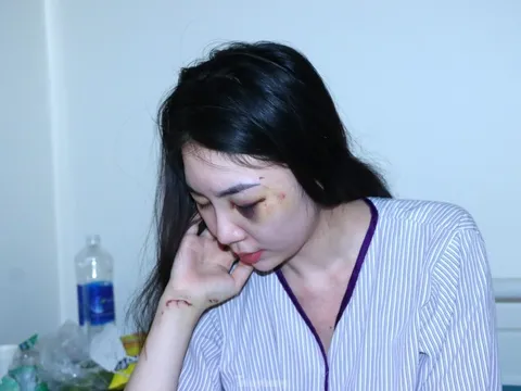 Hé lộ nguyên nhân người đàn ông cầm ghế đánh tới tấp vào đầu cô gái