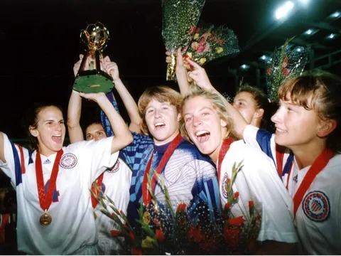 Những điều chưa biết về kỳ World Cup nữ đầu tiên, gọi là Cúp kẹo viên, đá 80 phút và không có thưởng