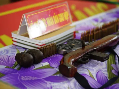 Đắk Lắk: Người dân giao nộp hàng trăm khẩu súng cho công an