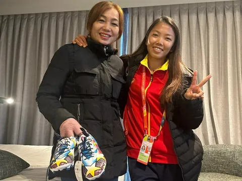 Bố mẹ Huỳnh Như mang giày cho con gái, tin 2 đồng đội của Như sẽ tỏa sáng ở trận gặp Mỹ