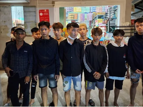 Nhóm thanh niên ở Long An mang mã tấu, 'bom xăng' đi giải quyết mâu thuẫn