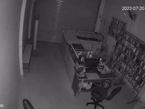 Kẻ trộm đột nhập cửa hàng điện thoại lúc rạng sáng ở TPHCM