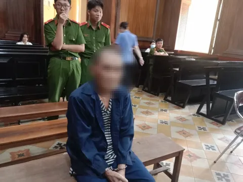 Cụ ông ‘nói chuyện' bằng dao, người tình kém 45 tuổi suýt mất mạng