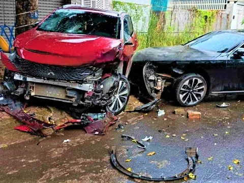 Bắt tạm giam đối tượng cố ý lái xe tông liên tiếp vào ô tô đậu trước cửa nhà vợ cũ