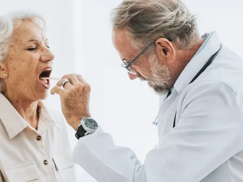 Người phụ nữ bỗng dưng mọc một cục u kỳ lạ trên... lưỡi