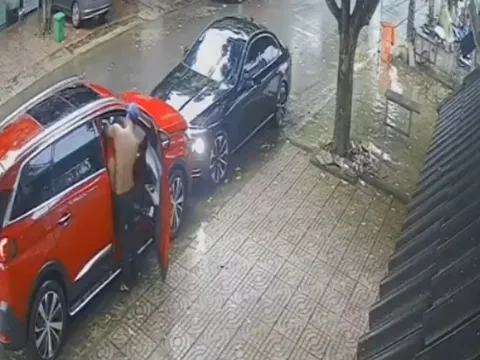 Clip toàn cảnh vụ người đàn ông lái ô tô liên tục húc xe con trước cổng nhà vợ cũ