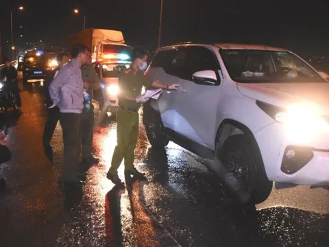 Hình ảnh công an 2 tỉnh chặn cầu Rạch Miễu nổ súng bắt 31 giang hồ có súng